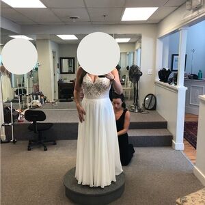 Elegant White Lace and Chiffon Wedding Dress